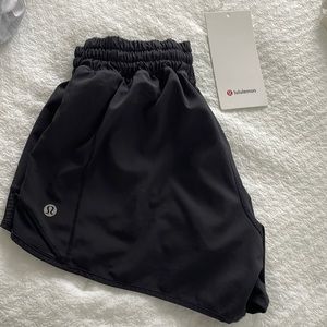 Lululemon hotty hot short 2.5” size 4